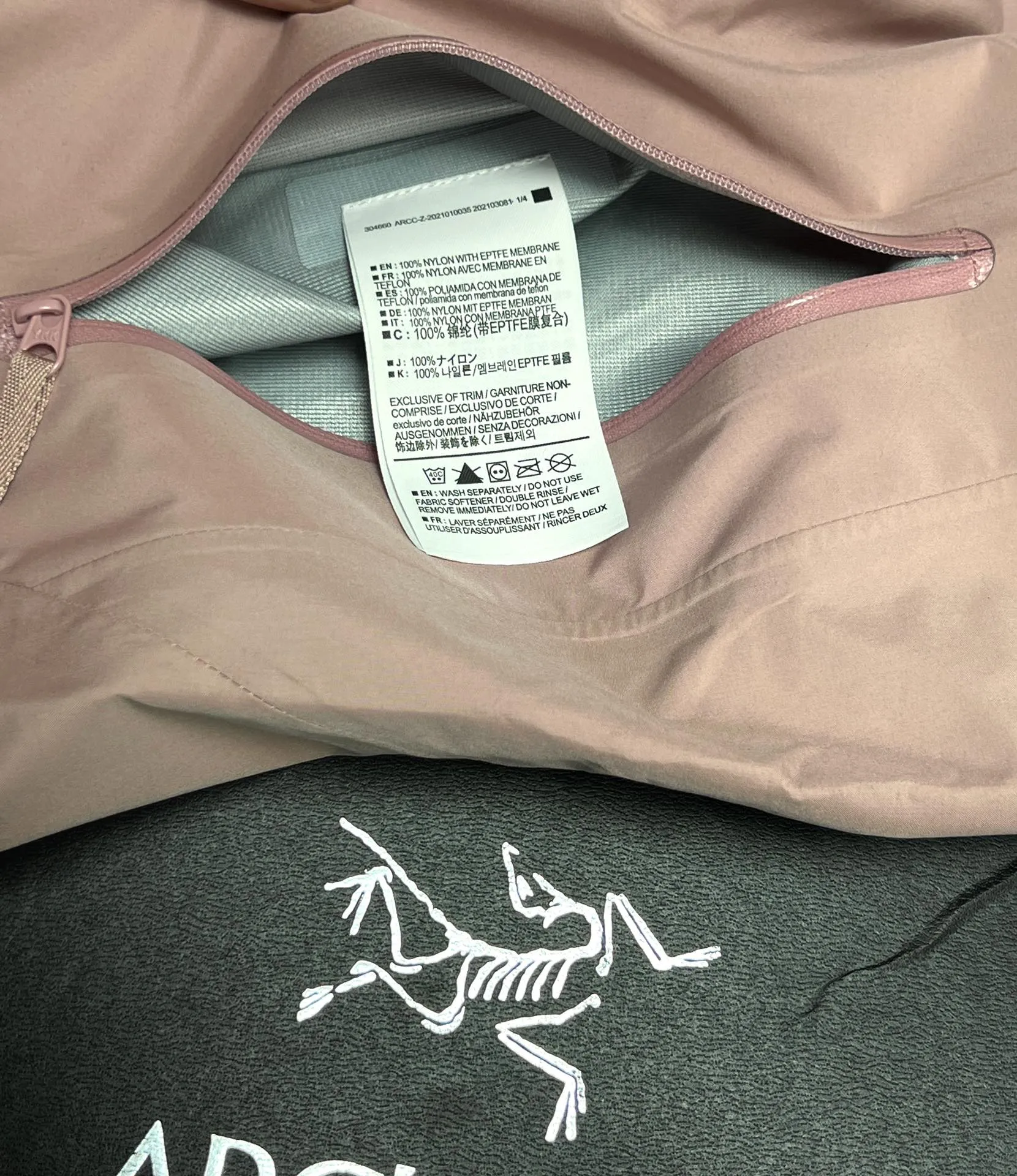 ARC‘TERYX BETA LT GORE-TEX Jacket-Men's Yb 3D ， Tri-Durance ， ） Factory 📃 🔍 ， YKK ， ， ， 。 Beta LT ， 。 bluesign@ N 13LGORE-TEX ， Wear-Resistant， 、 Breathable， 。 Storm Hood™ ， Water Tight™ ， ， ， 。 ，VISLON ， Velcro ， Zip-in， ARC TERYX BETA： 。 LT ： ， Wear-Resistant。 GORE-TEX： 、 、Breathable 。 BRTA LT Arc’teryx ， ， ， 。 ：Black Retro Size：S/M/L/XL/XXL ： 81 83 86 88 90 ：117 122 128 132 136 ： 59 61 64 66 68 ： 53 55 58 60 62 S 80-120 M 110-150 L 140-170 XL 160 XXL 180 os ～